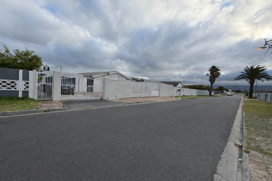 5 Bedroom Property for Sale in Lotus River Western Cape